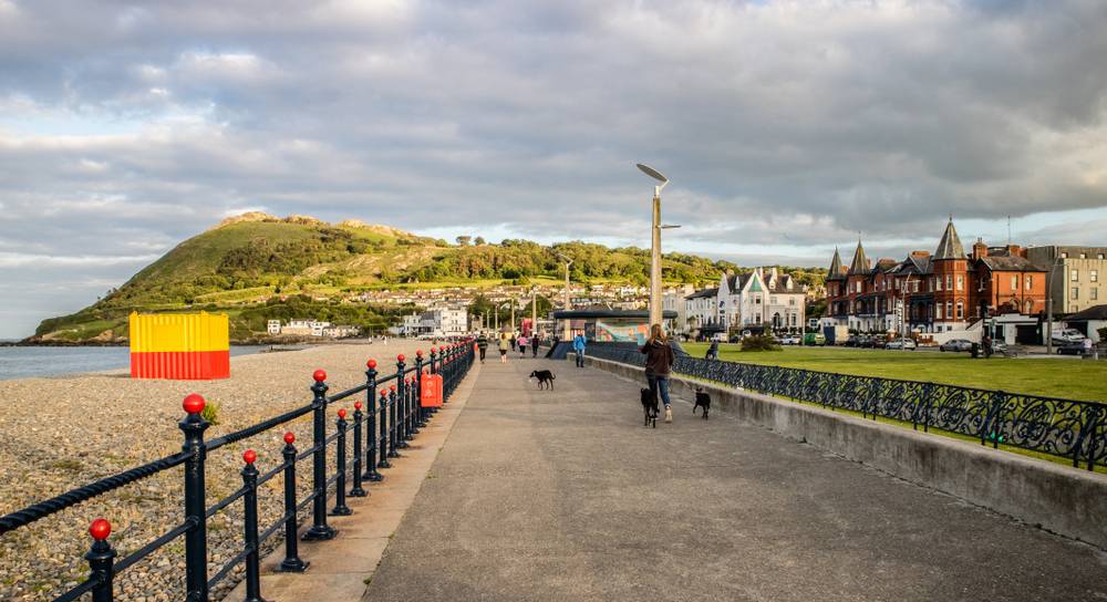 Bray è una città affascinante dove iniziare la giornata.