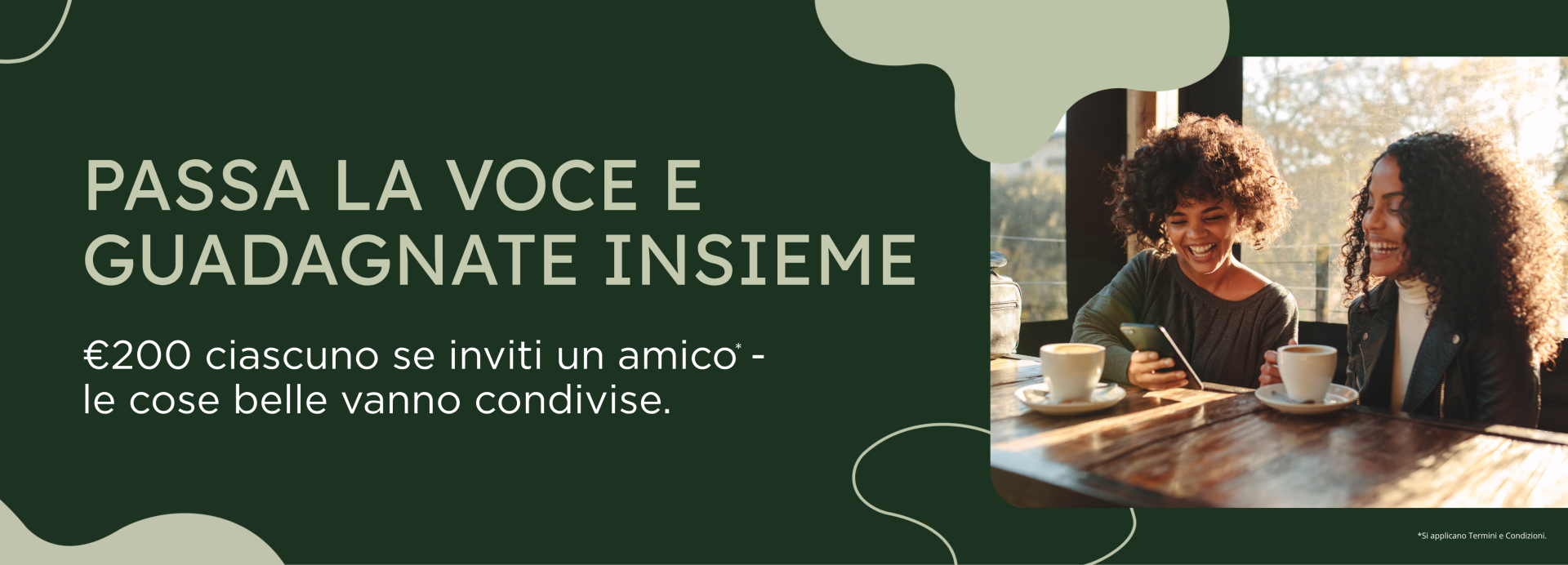 Promozione “Invita un amico”: due ragazze che bevono un caffè
